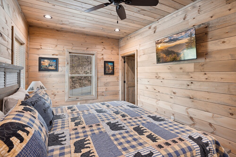 Stepping Stone 4 Bedroom Cabin by RedAwning view 4