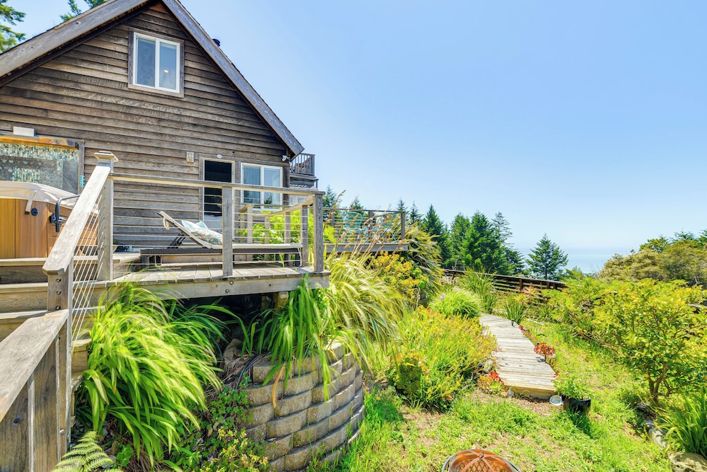 1 Mi to Black Sands Beach: Dreamy Coastal Cottage