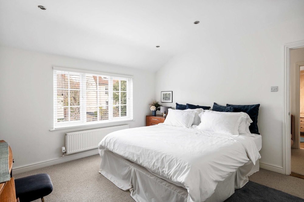 Pet Friendly With Enclosed Leafy Outdoor Space view 4