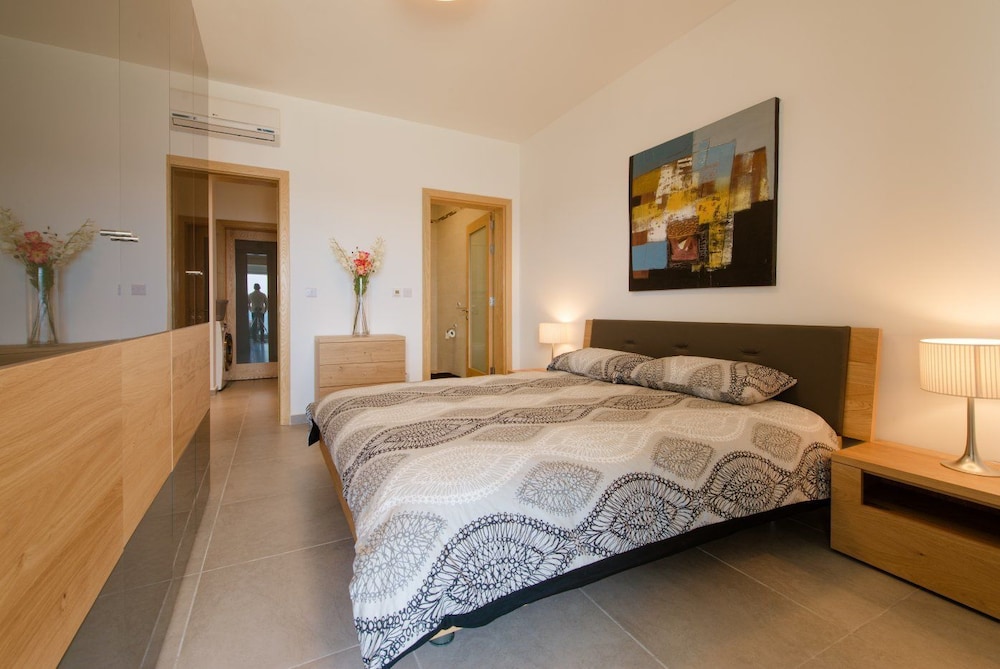 Seafront LUX APT IN Fort Cambridge view 3