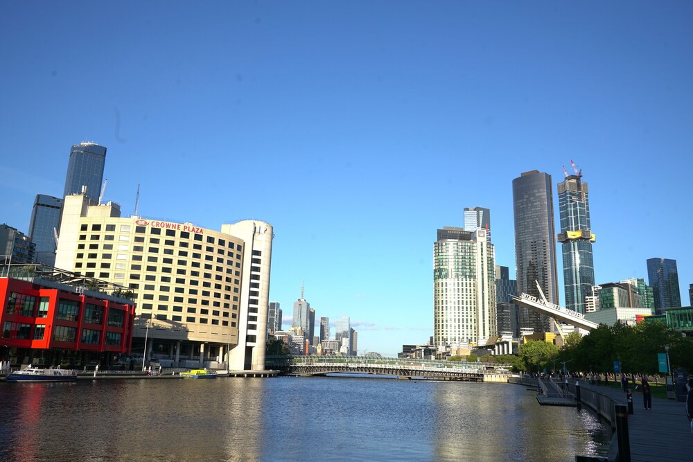 2-BRM Apartment Yarra River View Skyline