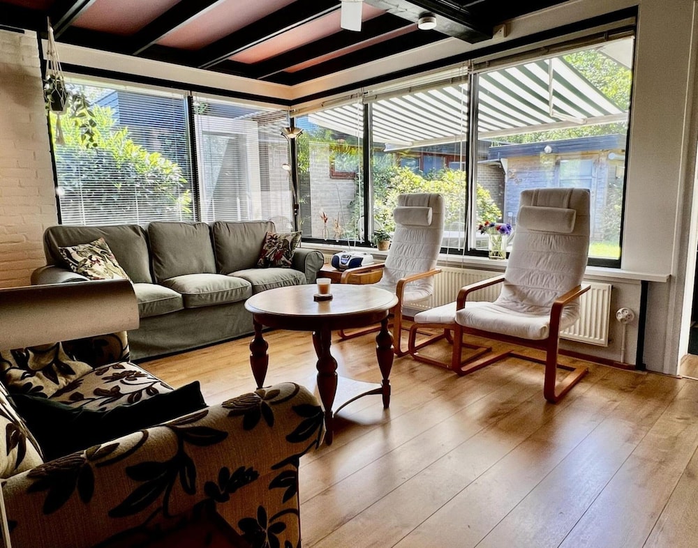 Amazing Bungalow With Sunny Garden