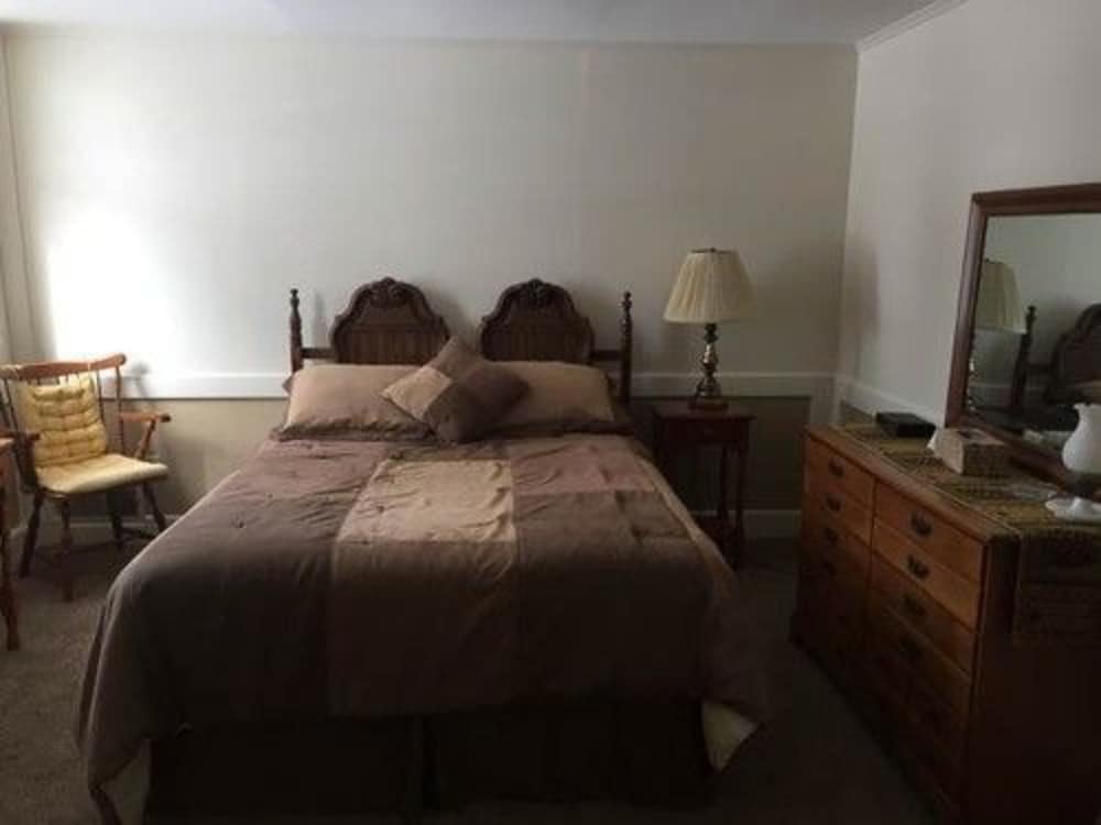 Maple Springs Lake Side Inn