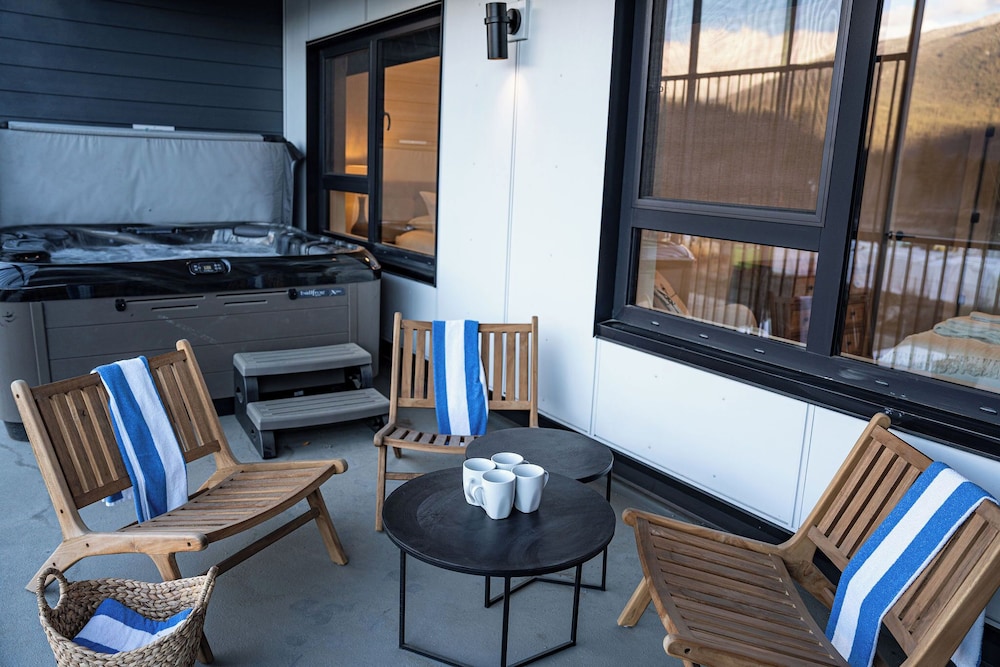 Drop In Condo by Revelstoke Vacations