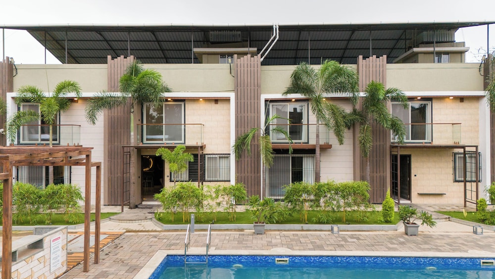 Alaya Stays - Imperial Calista 4BHK near Khandala Hills
