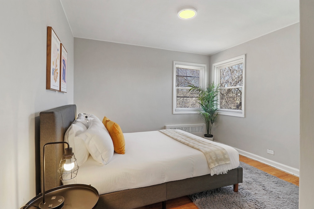 Cozy 2BR Apt Near Parks - Kimball A2