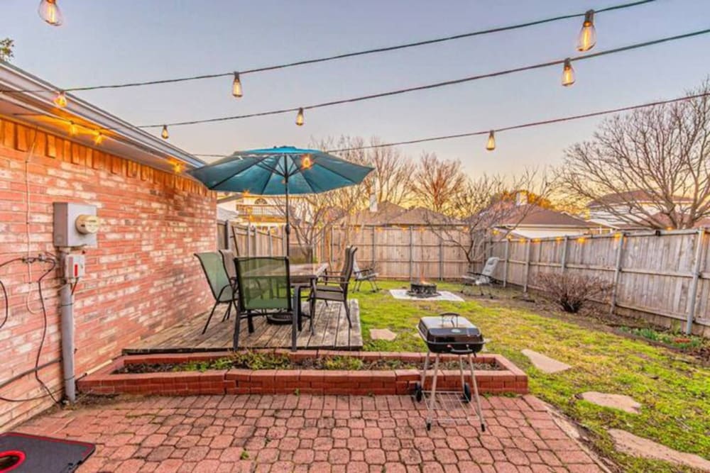 Frisco Castle 3BR Garage Parking Gated Backyard