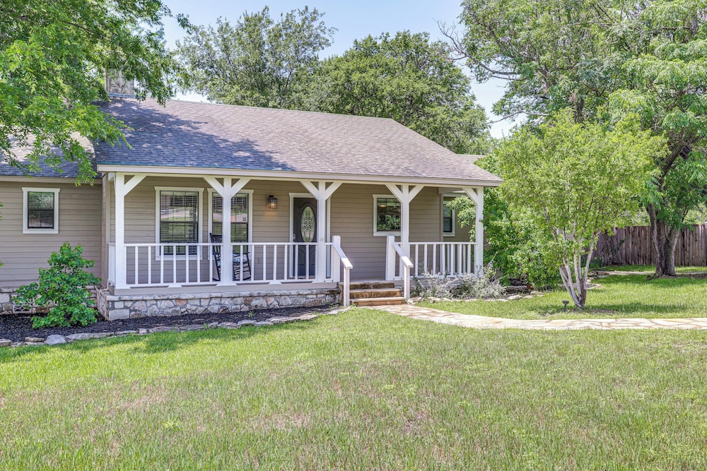 3 Mi to Boerne Lake: Getaway w/ Deck & Yard!