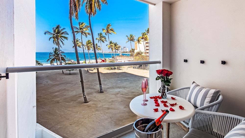 Stunning Beachfront Condo Sea Views Pools