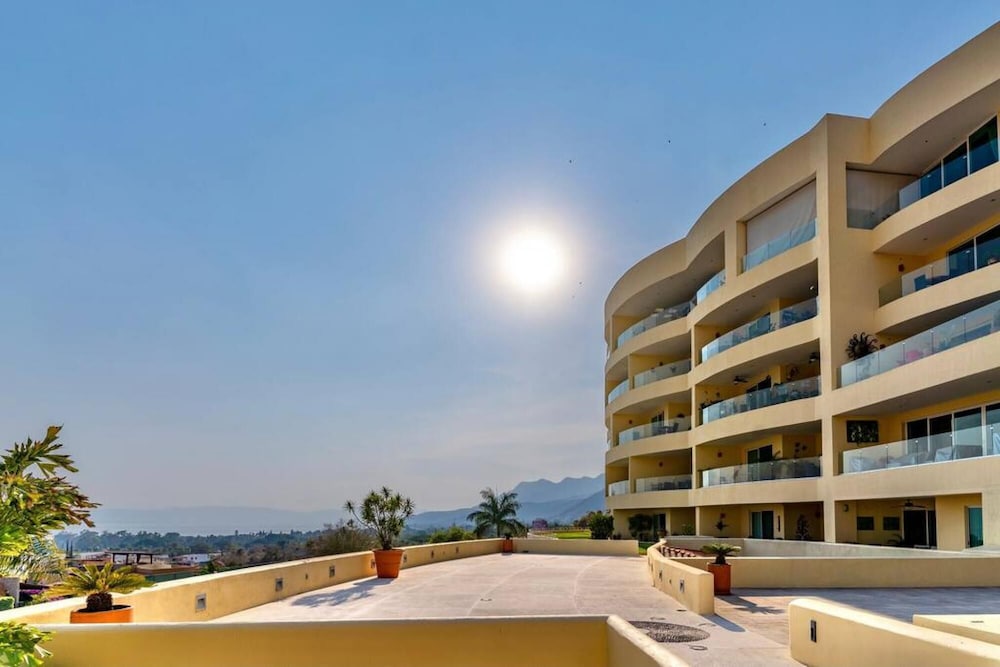 Enjoy Your Stay at a Luxury 3 Bedroom Condo With Stunning Lake Views