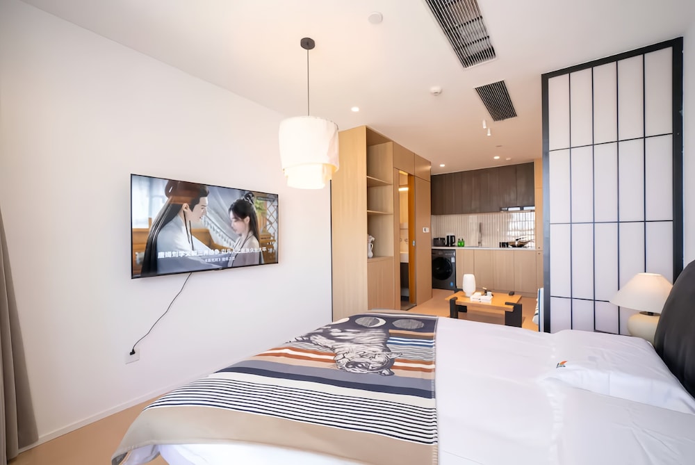 Shanghai Hills & Fan Stay