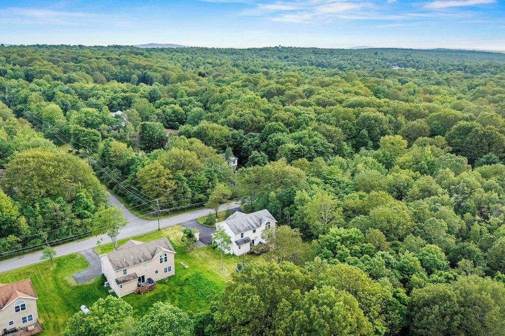 Birch Hollow by Avantstay Cozy Poconos Home w/ Fireplace, Soaking Tub & Kids Play Area