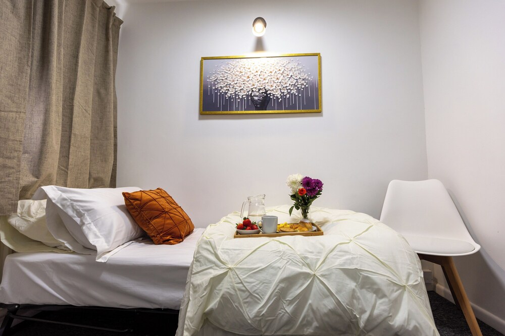 Norwich - House - Sleeps 7 - Parking - Garden