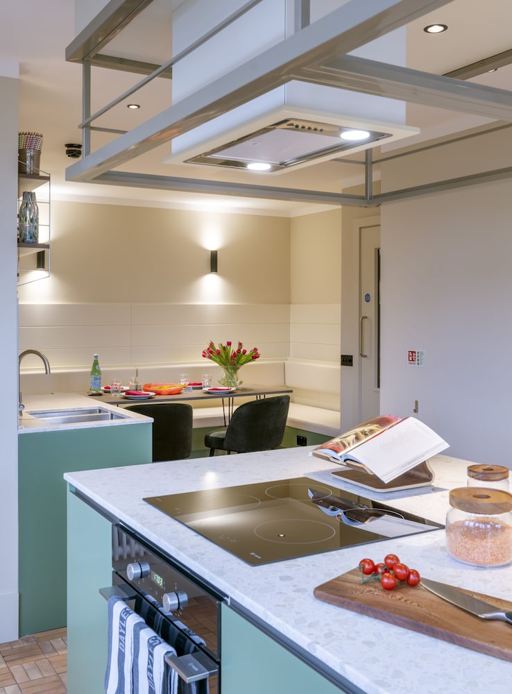 Stylish Studios SOUTHFIELDS STATION