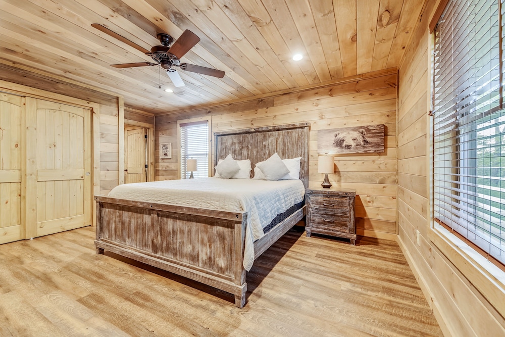 Stone Mountain Lodge 4 Bedroom Cabin by RedAwning view 4