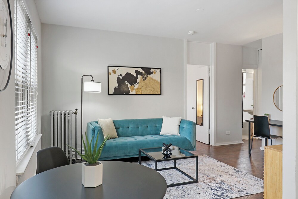 Lively 1BR - Kenwood 408