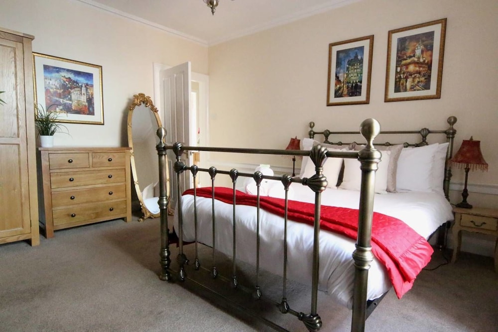 JOIVY Perfect Location - Stylish 2bd Rose St Apartment view 2