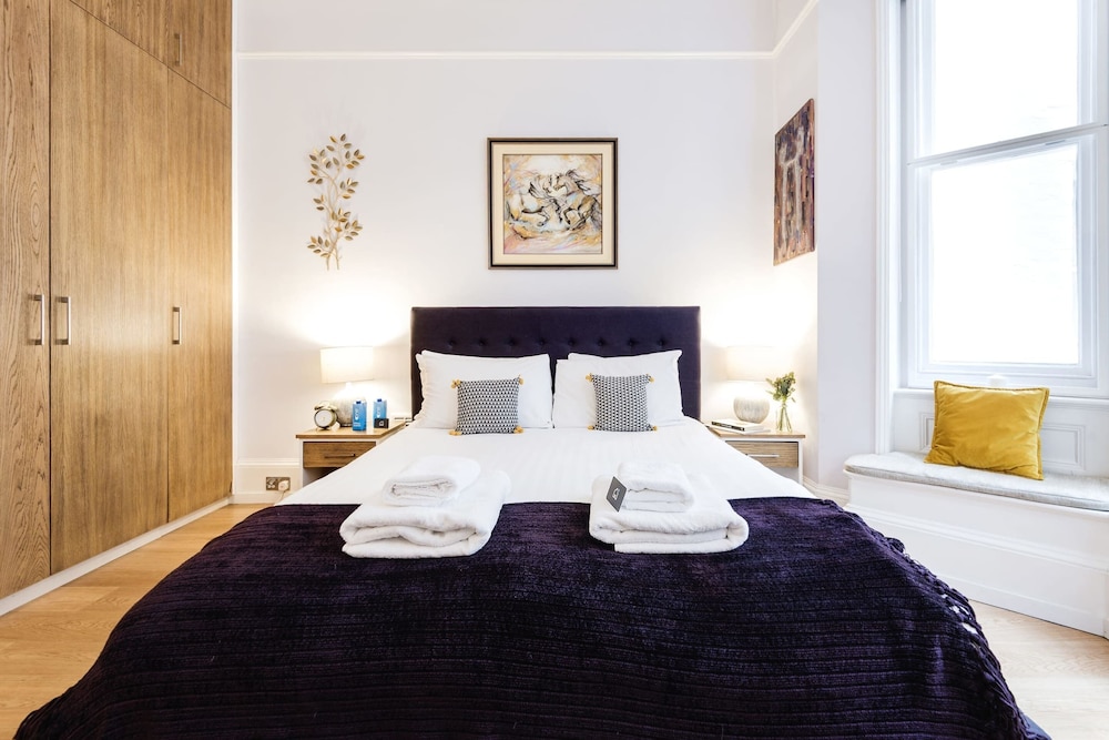 Bright and Modern Mayfair Apartment view 5