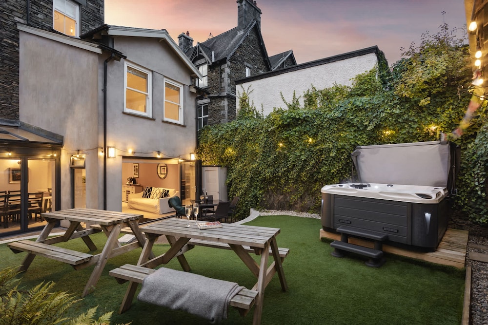 Rosemount X3 Bed Townehouse With Hot Tub