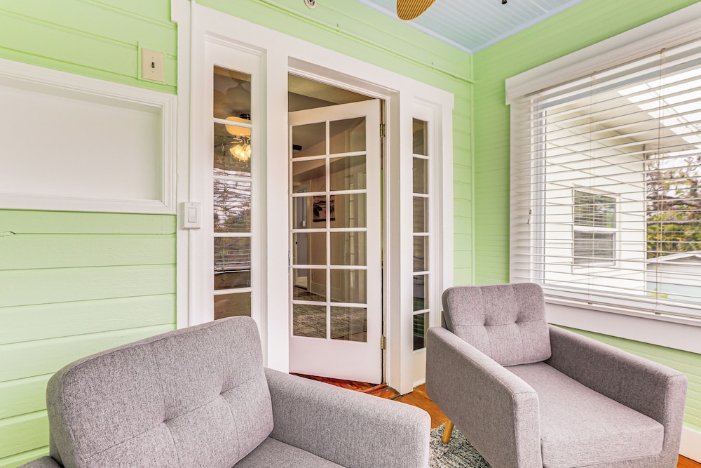 Walk to Manatee River: Palmetto Unit w/ Sunroom