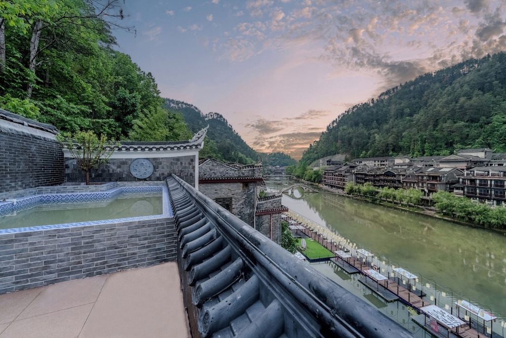 Fenghuang Yiquan River View B&B