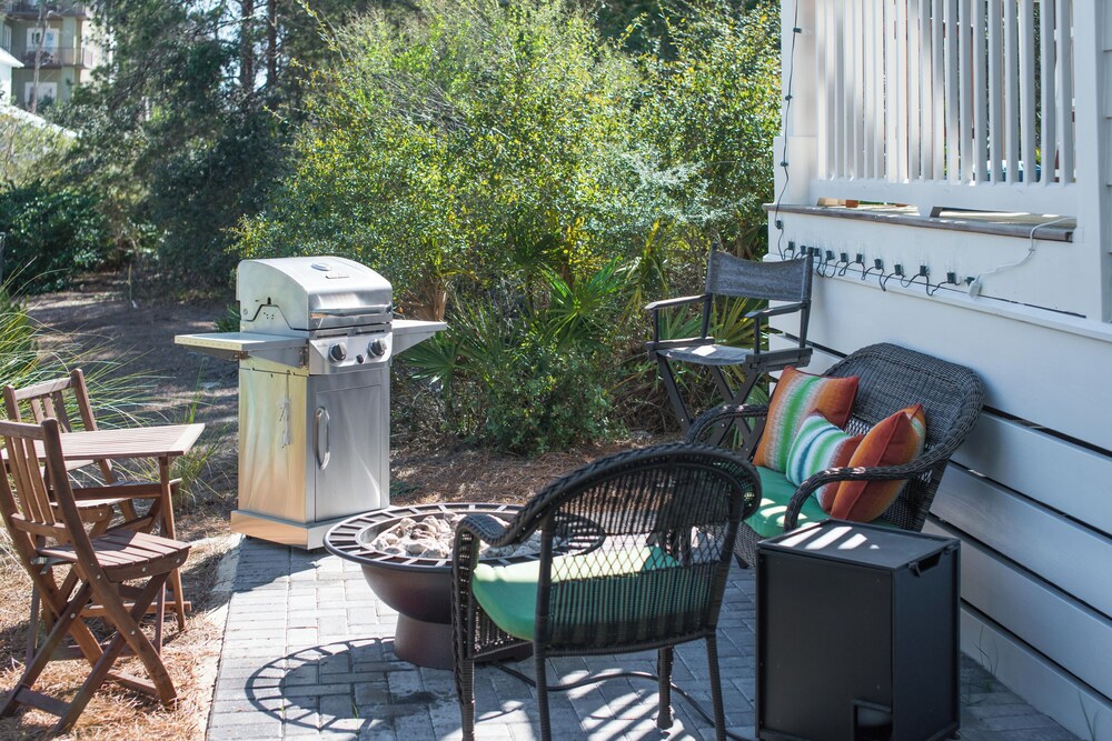 Aquamarine! Sleeps 12! Close to Community Pool! Private Beach Access!