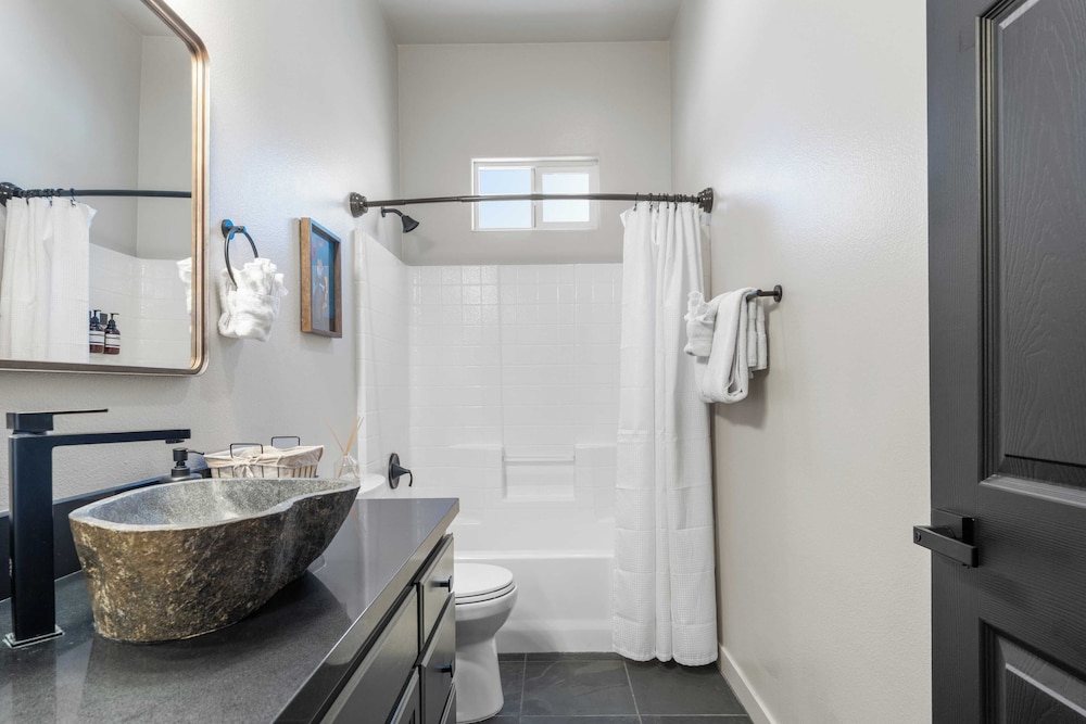 Designer Desert Oasis w/ Pool, Hot Tub, Outdoor Lounge The Riley by Avantstay