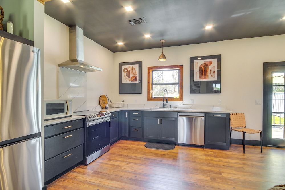 'all About the Buzz' Cottage w/ Patio & Yard!