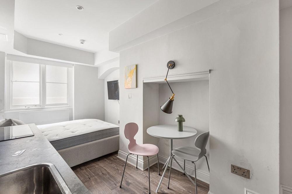 Modern Studio at Inverness Terrace