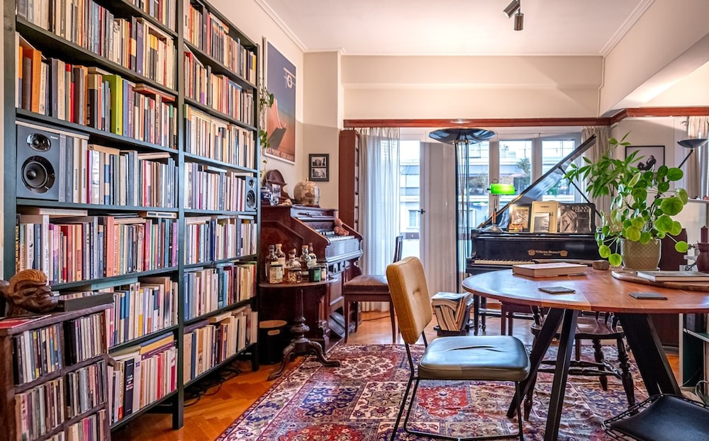 Chic 2BR Bright Penthouse With Open Wood Staircase