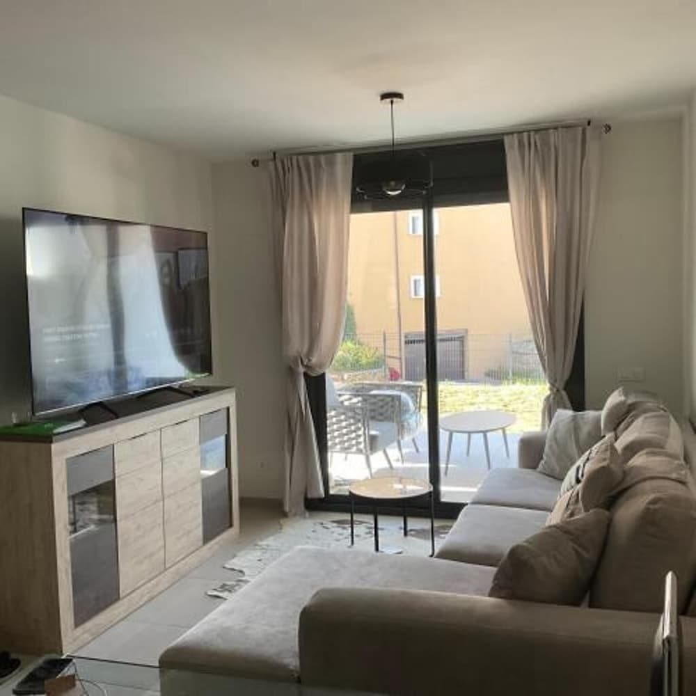 6 Guests - 3 Bedrooms - Private Garden - Pool