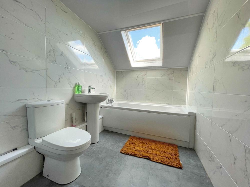 Spacious 6BR Property with Parking