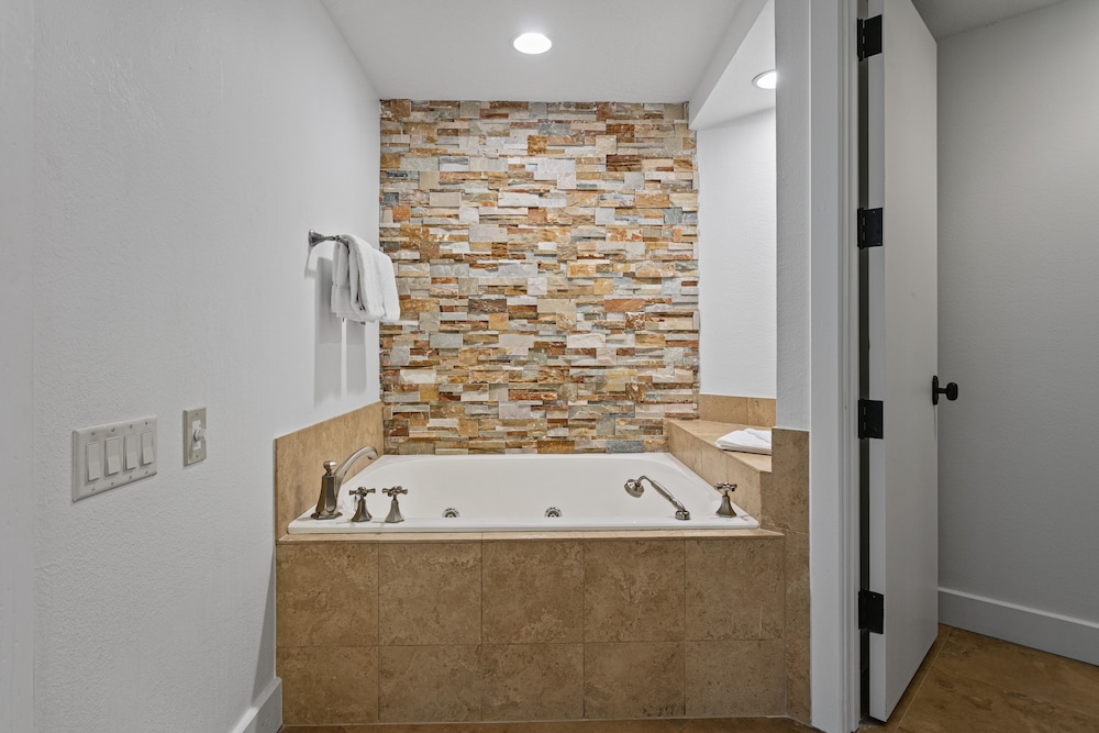 1688 - Five Bedroom with Hot Tub Pinnacle 5 Condo