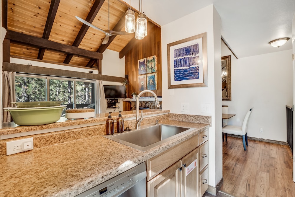 Pinegrove by Avantstay Beautiful Villas Condo Just Outside Tahoe City! - Property Image 14