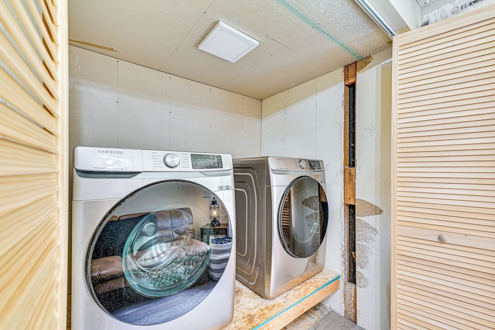 Easy I-30 Access: Cozy Texarkana Apt w/ Essentials