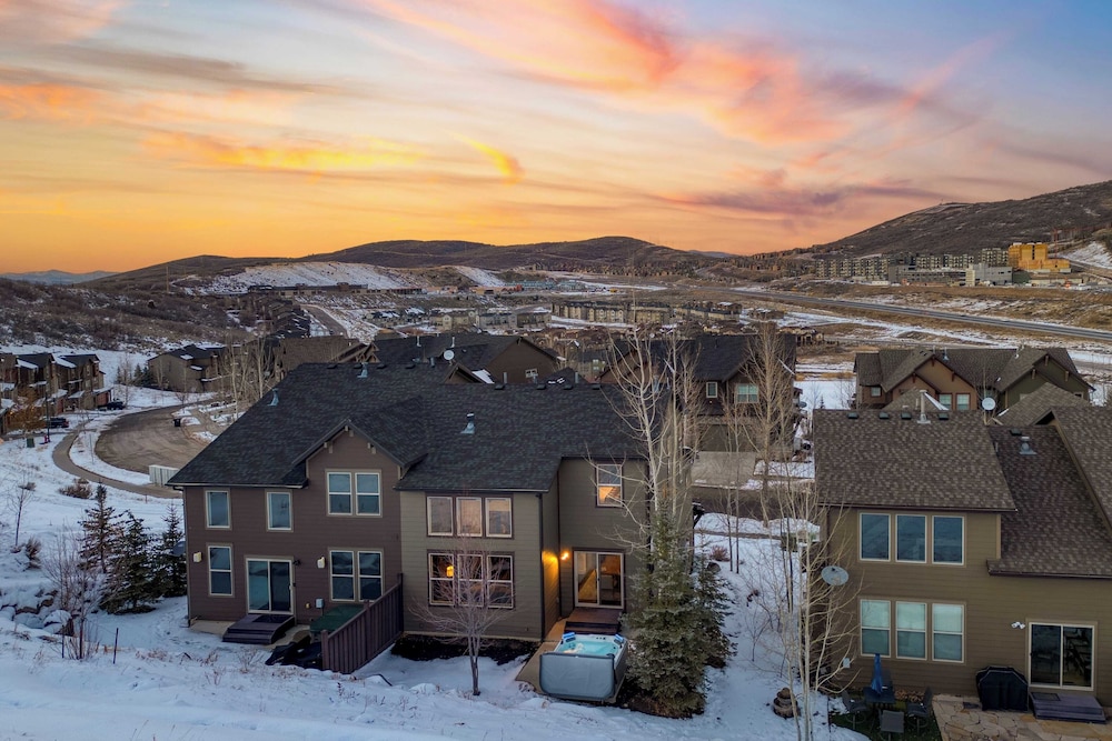 Abigail Drive Year-round Retreat w/ Hot Tub Near Trails + Historic Main St