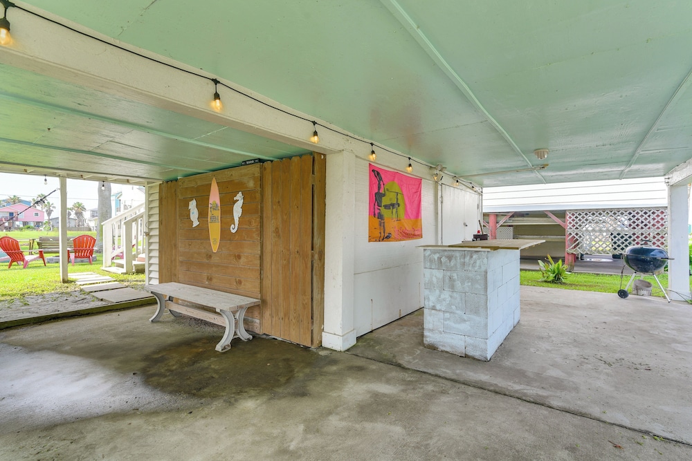 Walk to Beach: Galveston Family Getaway w/ Patio