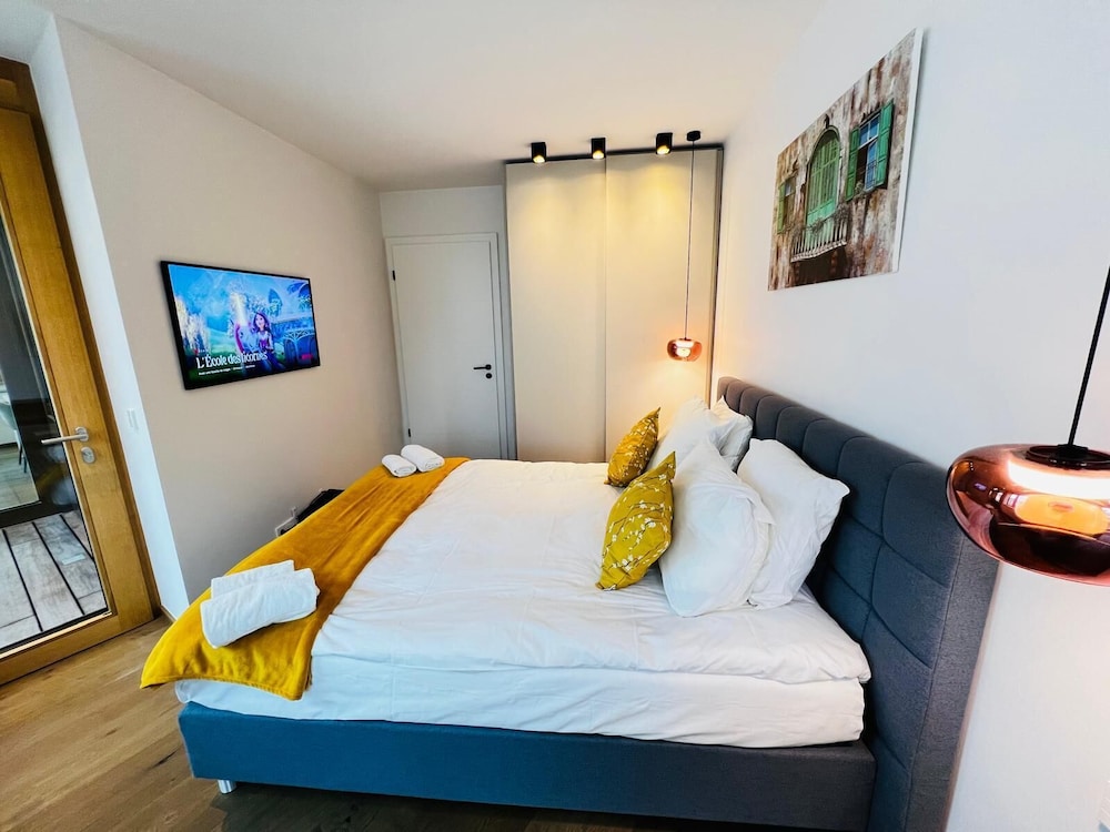Beautiful one bedroom w balcony&parking