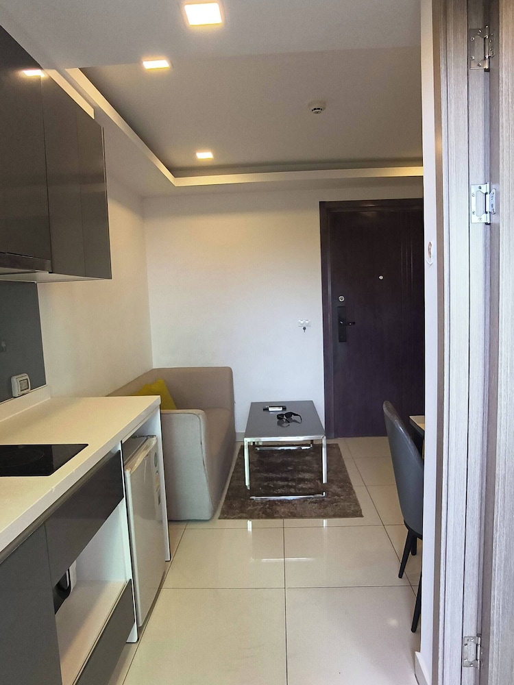 Luxurious Pattaya Apartment With Pool Access