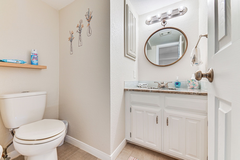 Cozy 2-story Condo Near Galleria in North Dallas!