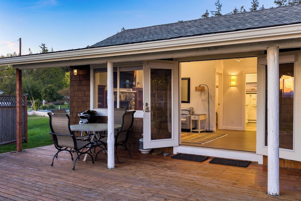 Cozy Whidbey Island Stay Steps on the Beach Fireplace, Bbq, Near Trails