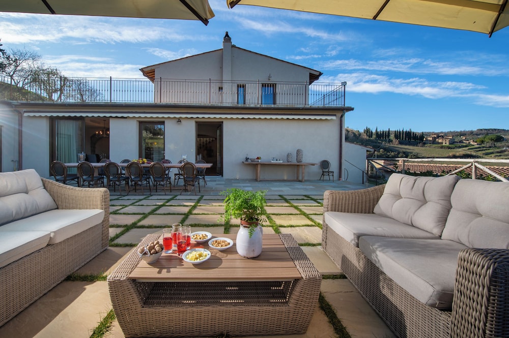 Villa Chianti With Infinity Pool And Vineyard View