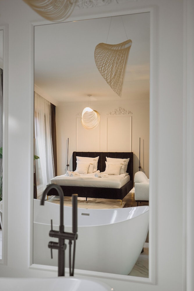 Granaria Jacuzzi Deluxe Suites by Downtown Apartments