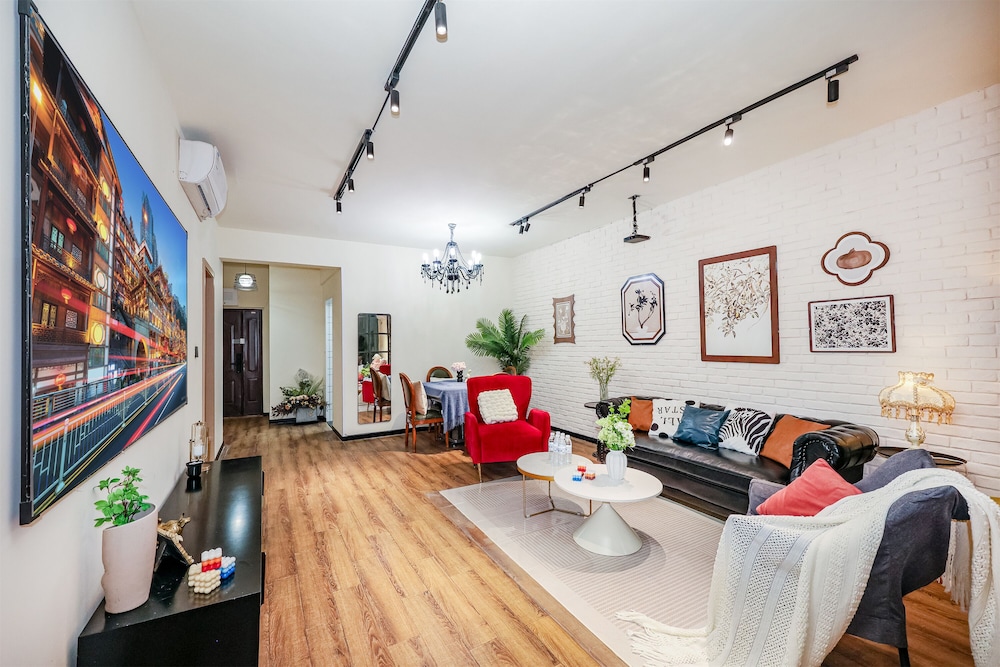 Baihong Riverview Drone Show Apartment