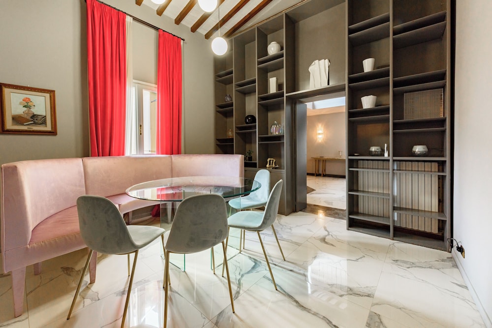 Regina House by MMega