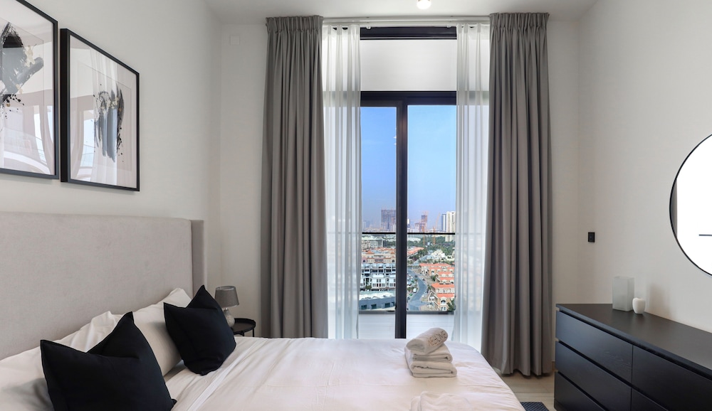 WelHome - Dubai Delight: Luxe Living 1BR at Binghatti Luna