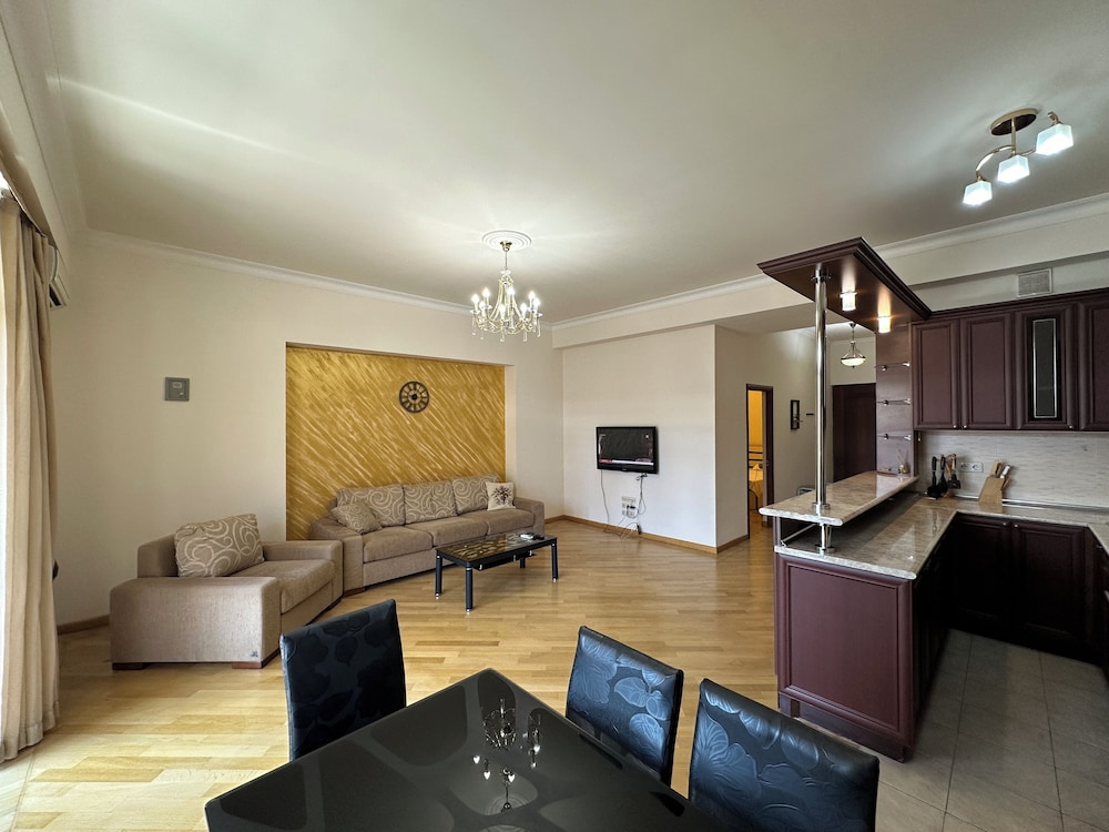 Apartment by Luxe Group DI888