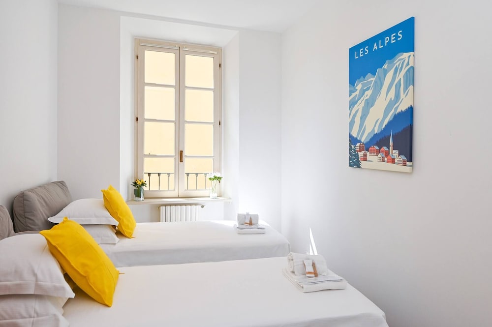 One & Only Lake View Apartment in Central Como
