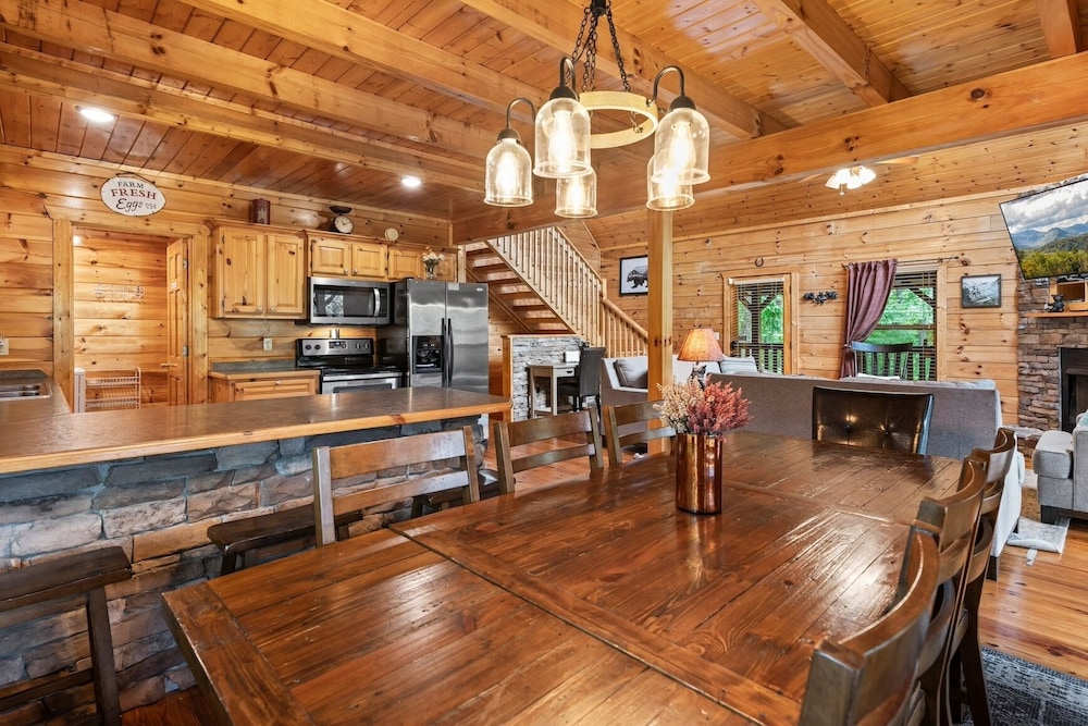 Triple Mountain View Stunning 4 BDR Cabin w/ Private Hot Tub, Game Room