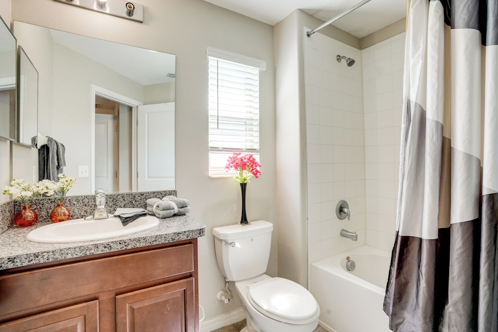 4 Mi to Brandon Exchange: Resort-style Townhome!